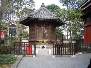 浅草寺境内にある六角堂です。