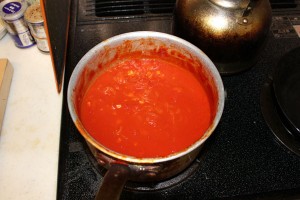 トマトソース煮込み中